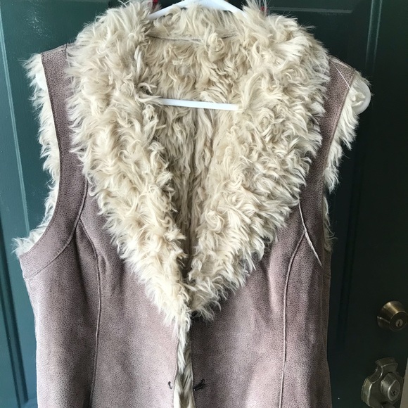 Suede vest lined with faux fur - Picture 5 of 8